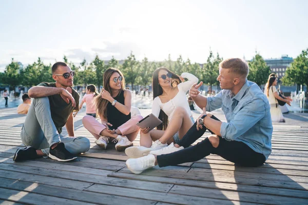 Group Young Happy Friends Talking Together While Sitting Beautiful Seafront — Stockfoto