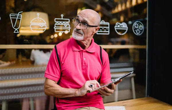 Afgeleid Verbaasd Senior Man Roze Shirt Bril Met Behulp Van — Stockfoto