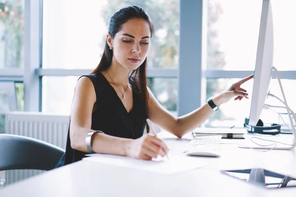 Umsichtige Unternehmerin Mit Dunklen Haaren Formeller Kleidung Die Notizen Auf — Stockfoto