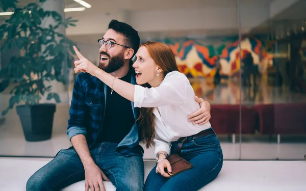 Shocked Caucasian Couple Love 20S Discussing Something Feeling Amazed Together — Stock Photo, Image
