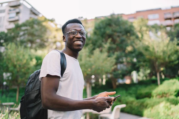 Ευτυχισμένος Νεαρός Αφρο Αμερικανός Άνδρας Casual Ρούχα Και Γυαλιά Σακίδιο — Φωτογραφία Αρχείου