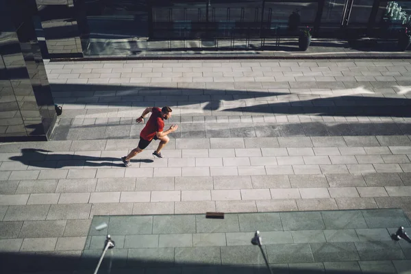 Från Ovan Idrottsman Som Springer Snabbt Trottoaren Modern Stad Och — Stockfoto