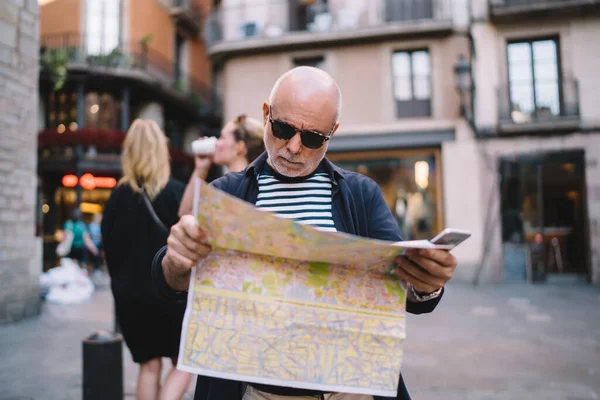 Модний Одягнений Чоловік Пенсіонер Туристичною Картою Перевірки Місця Під Час Стокове Зображення