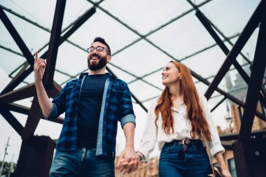 Neşeli hippiler, eğlenceli ilişki anlarını tartışıyor ve şehri keşfederken gülüyorlar.