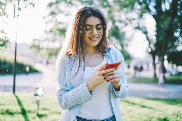 Sorrindo Millennial Feminino Conectando Aplicativo Rádio Usando Telefone Celular Fones — Fotografia de Stock