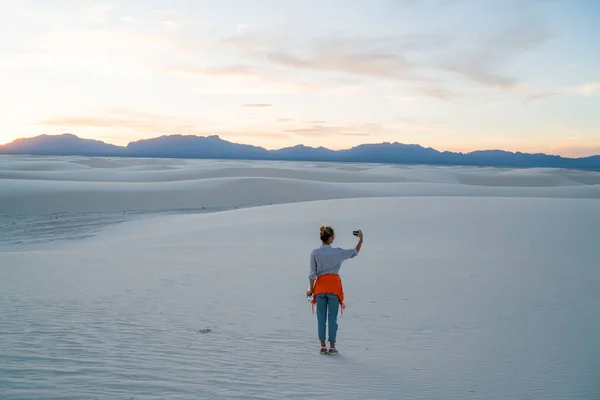 Full Body Female Standing Empty Sandy Dune Making Selfie Beautiful — Stockfoto