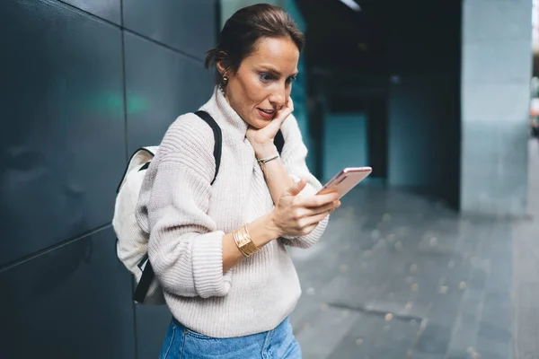 Vue Latérale Femme Adulte Confus Vêtements Décontractés Sac Dos Souriant — Photo