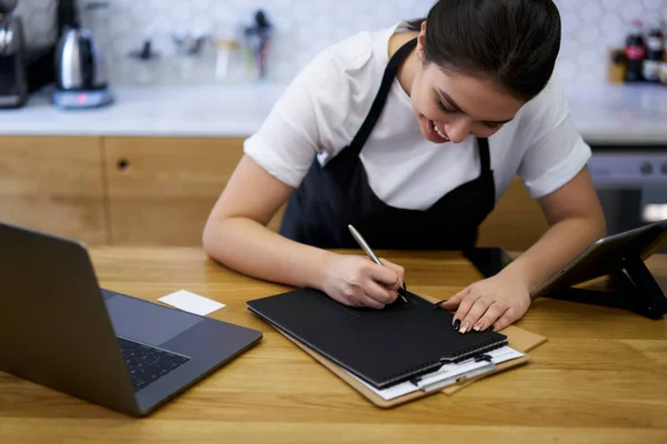 Cropped Image Skilled Concentrated Female Manager Coffee Shop Writing Finance — Stock Photo, Image