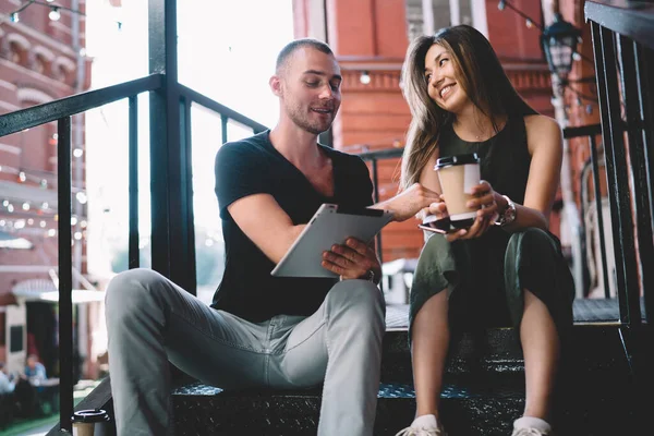 Glückliche Männer Und Frauen Mit Smartphone Und Touchpad Sprechen Und — Stockfoto