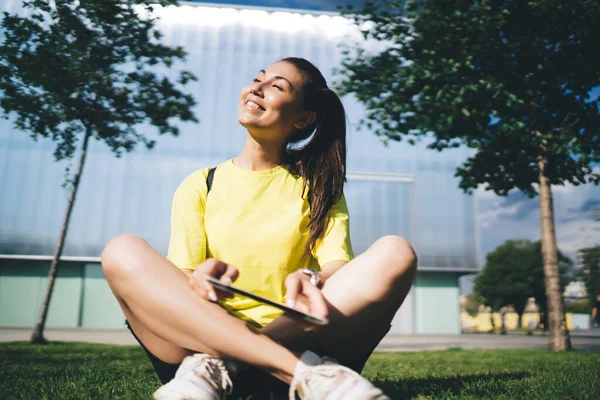 Uśmiechnięta Dziewczyna Hipster Millennial 20S Pomocą Touchpad Wyszukiwania Informacji Czatowania — Zdjęcie stockowe