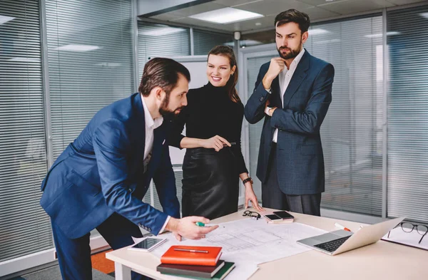 Glada Kvinnliga Manager Svarta Kläder Och Allvarlig Affärsman Formell Kostym — Stockfoto