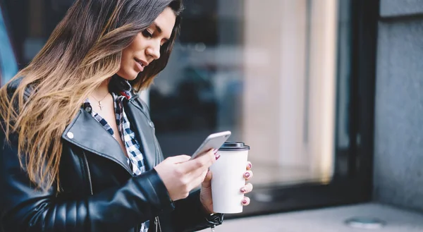 Zijaanzicht Van Gewas Geconcentreerde Vrouw Casual Outfit Staan Straat Met — Stockfoto