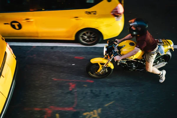 Anonymous Male Helmet Riding Yellow Motorcycle Wet Asphalt Road Yellow — Stock Fotó