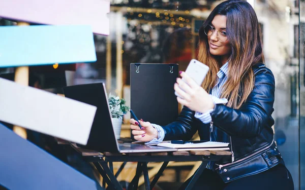 Charming Female Freelancer Casual Outfit Sitting Table Laptop While Taking — Stock Photo, Image