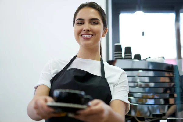 Retrato Mulher Caucasiana Alegre Barista Avental Segurando Copo Com Cappuccino — Fotografia de Stock