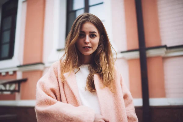 Jonge Aantrekkelijke Vrouw Casual Kleding Met Lang Bruin Haar Kijken — Stockfoto