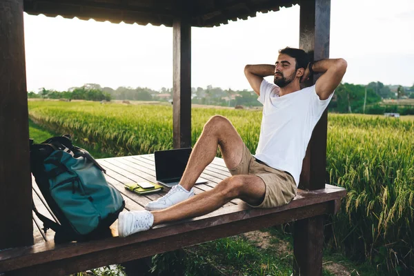 Jóvenes Soñadores Sin Afeitar Viajero Masculino Sentado Suelo Madera Con — Foto de Stock