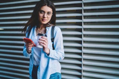  Gezilerde blog yazmak için cep telefonu ve 4G bağlantısı kullanan milenyum kadını