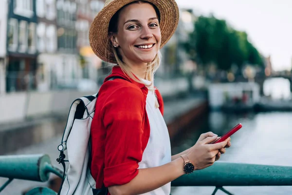 Vista Lateral Turista Feminino Positivo Com Mochila Sorrindo Feliz Usar — Fotografia de Stock