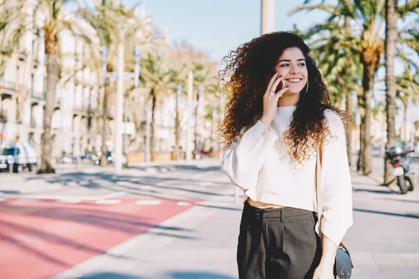 Happy Hipster Girl Using Mobile Gadget Calling Best Friend Discuss — Stock Photo, Image