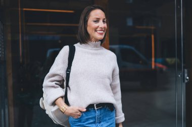  Şehir merkezinde poz veren neşeli kadınların yarısı tatillerde uluslararası seyahatin keyfini çıkarıyor.