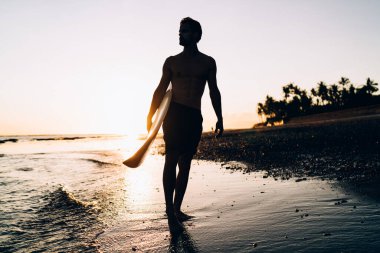  Profesyonel sörf tahtası olan amatör bir adam Tayland 'da spor aktiviteleriyle Phuket plajını geziyor.