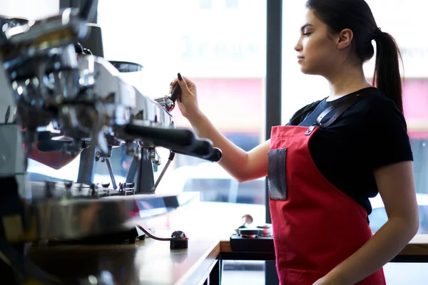 Barista Mulher Qualificada Usando Equipamento Profissional Italiano Para Preparar Bebidas — Fotografia de Stock