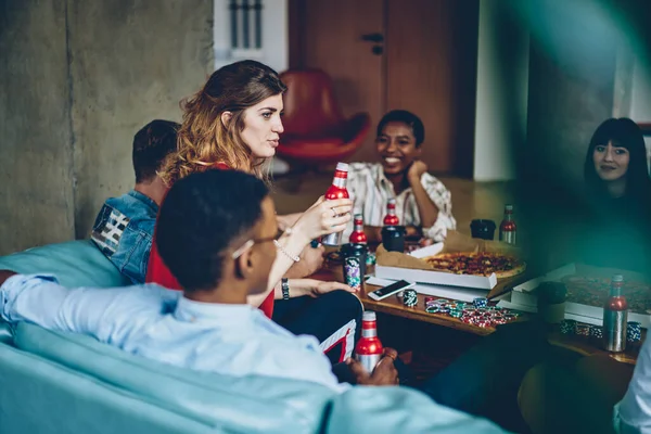 Vista Lateral Encantadora Mujer Pensativa Sosteniendo Botella Con Bebida Grupo — Foto de Stock