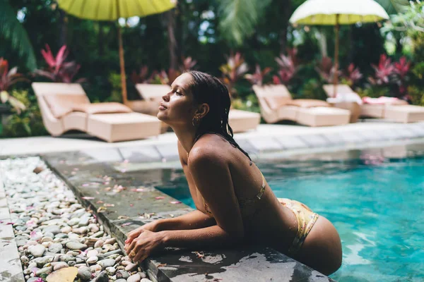 Zijaanzicht Van Sensuele Vrouw Bikini Die Wegkijkt Terwijl Ontspant Tijdens — Stockfoto