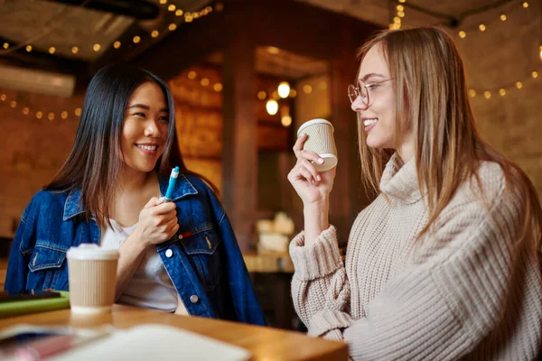 Vrolijke Etnische Vrouw Met Tanden Glimlach Zitten Aan Tafel Communiceren — Stockfoto