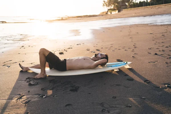 Sidovy Över Ung Manlig Resenär Med Naken Överkropp Liggande Surfbräda — Stockfoto