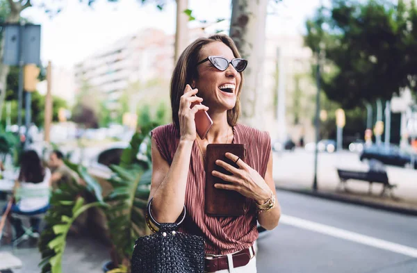 Laughing Middle Aged Female Stylish Outfit Sunglasses Speaking Smartphone Street — Stock Photo, Image