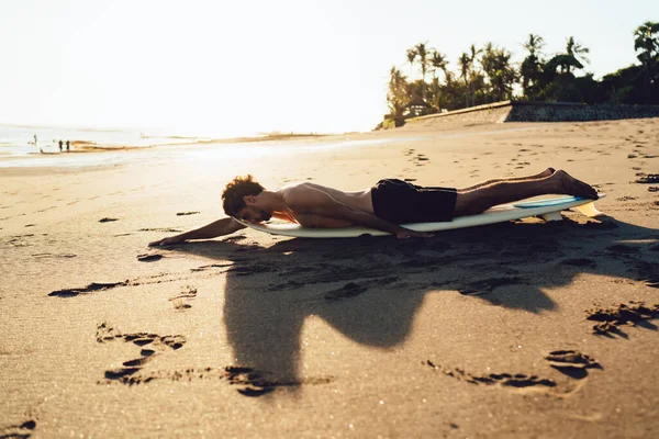 在泰国普吉海滩的海滨 一个精力充沛的男人正在享受早上的时间 以便重新开始在海滨生活 — 图库照片