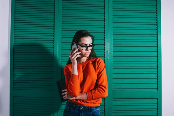 Mujer Pelo Largo Concentrado Suéter Pantalones Vaqueros Hablando Teléfono Inteligente — Foto de Stock