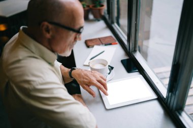 Bulanık adam boş ekran ile dijital tablet üzerindeki kablosuz bilgileri taramak için 4G kablosuz bağlantıya geçiyor