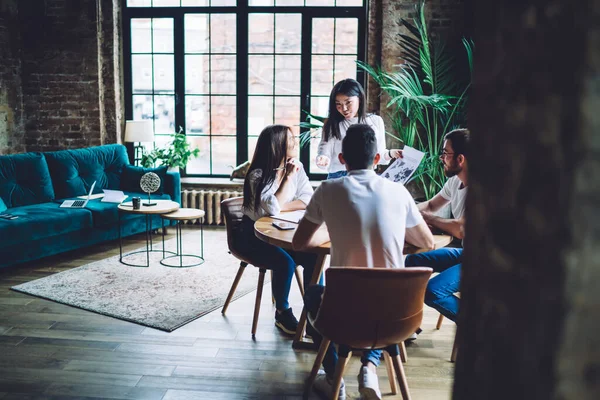 Positiva Unga Multiraciala Arbetskamrater Blå Jeans Och Vita Skjortor Som — Stockfoto