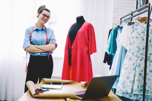 Costurera Femenina Positiva Camisa Jeans Negros Con Las Manos Dobladas —  Fotos de Stock