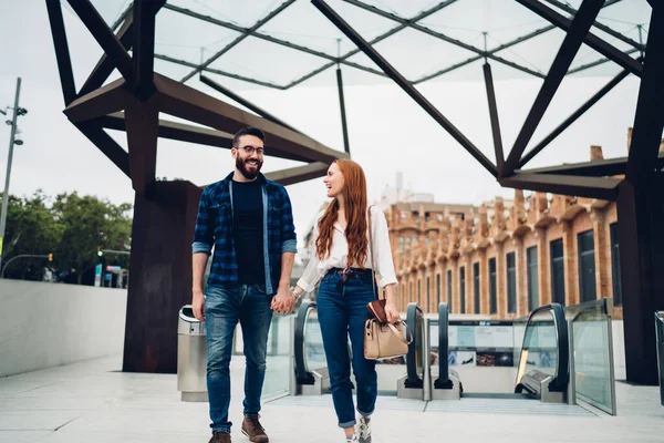 Neşeli hippiler, eğlenceli ilişki anlarını tartışıyor ve şehri keşfederken gülüyorlar.
