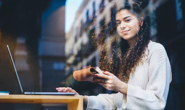 Retrato Estudante Feminina Qualificada Com Livro Didático Mão Sentado Mesa — Fotografia de Stock