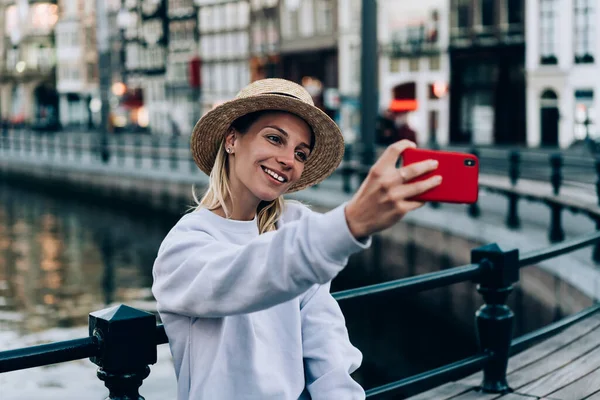 Mujer Viajera Alegre Con Sombrero Paja Sonriendo Brillantemente Mientras Usa — Foto de Stock