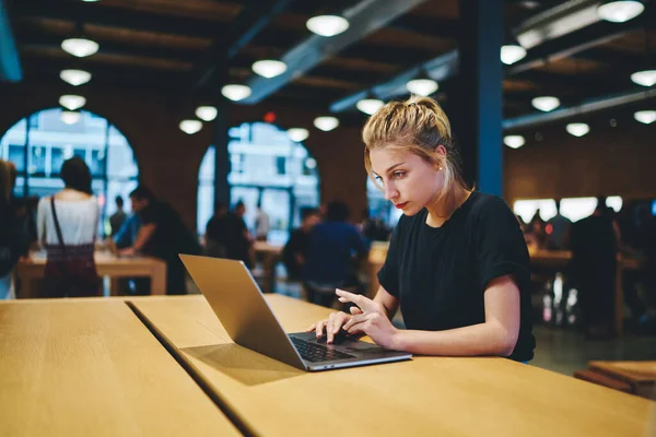 Geschoolde Vrouwelijke Freelancer Die Online Boeken Bankieren Een Netbook Verbonden — Stockfoto