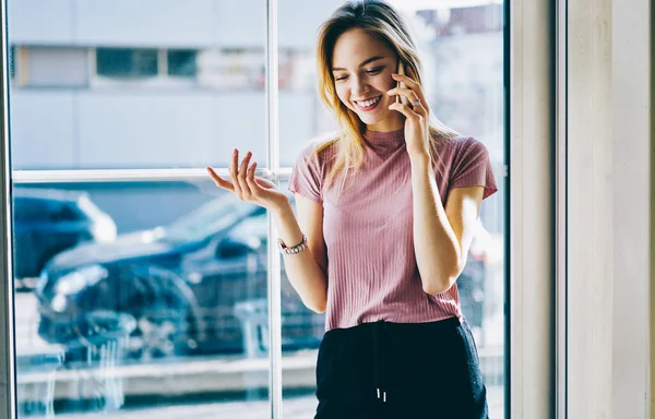Pengguna Perempuan Ceria Dengan Senyum Tulus Menggunakan Teknologi Ponsel Untuk — Stok Foto