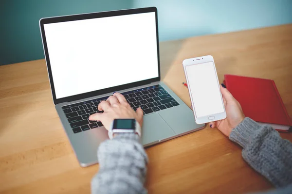 Crop Anonyme Frau Trägt Grauen Pullover Und Smartwatch Arbeiten Zeitgenössischen — Stockfoto