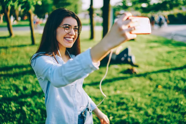 Felice Ragazza Hipster Caucasica Occhiali Classici Cuffie Elettroniche Sorridenti Alla — Foto Stock