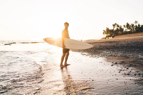 Giovane Surfista Uomo Magro Senza Maglietta Pantaloncini Con Tavola Surf — Foto Stock