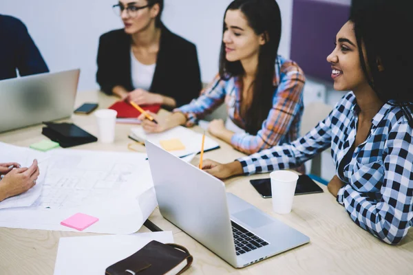 Vrolijke Etnische Vrouwelijke Kantoormedewerker Met Dreadlocks Laptop Bespreken Details Van — Stockfoto