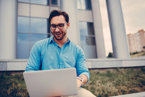 Alegre Hipster Cara Passar Tempo Com Laptop Livre Feliz Receber — Fotografia de Stock