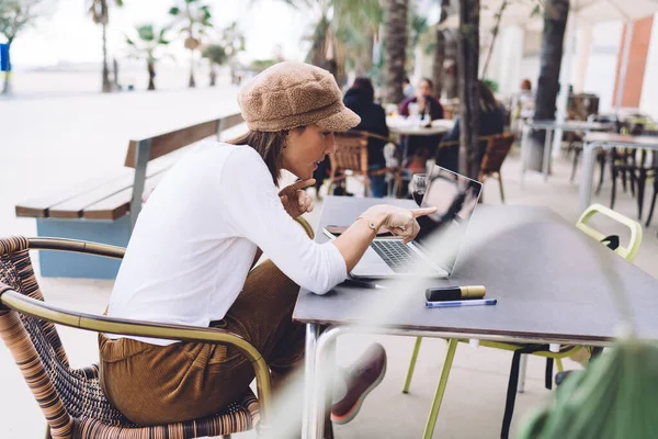 Millennial Mulher Freelance Apontando Tela Olhando Para Conteúdo Página Web — Fotografia de Stock