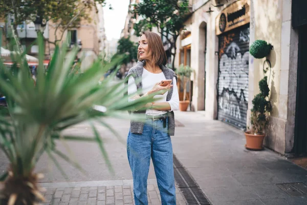 Female Brown Hair Casual Wear Sweater Shoulders Using Smartphone While — Stock Photo, Image