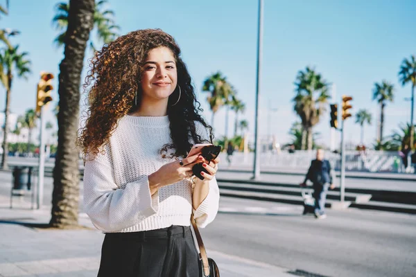 Meio Comprimento Usuário Muito Feminino Com Gadget Smartphone Mãos Sorrindo — Fotografia de Stock